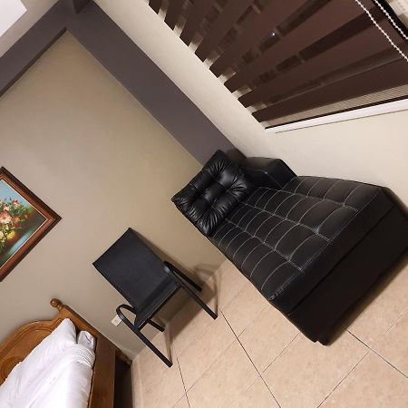 2428 Suites Urdaneta エクステリア 写真