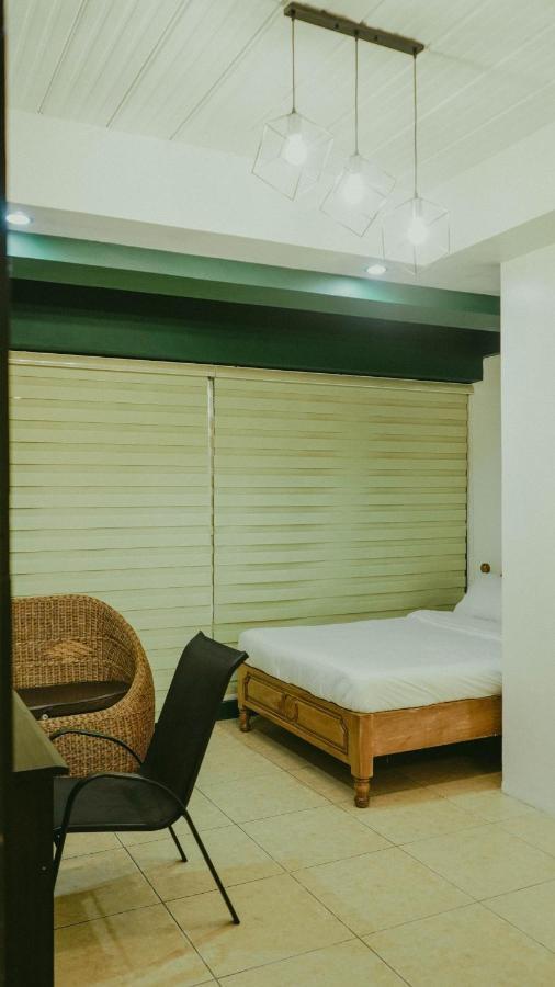 2428 Suites Urdaneta エクステリア 写真