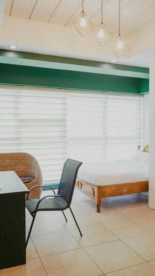2428 Suites Urdaneta エクステリア 写真